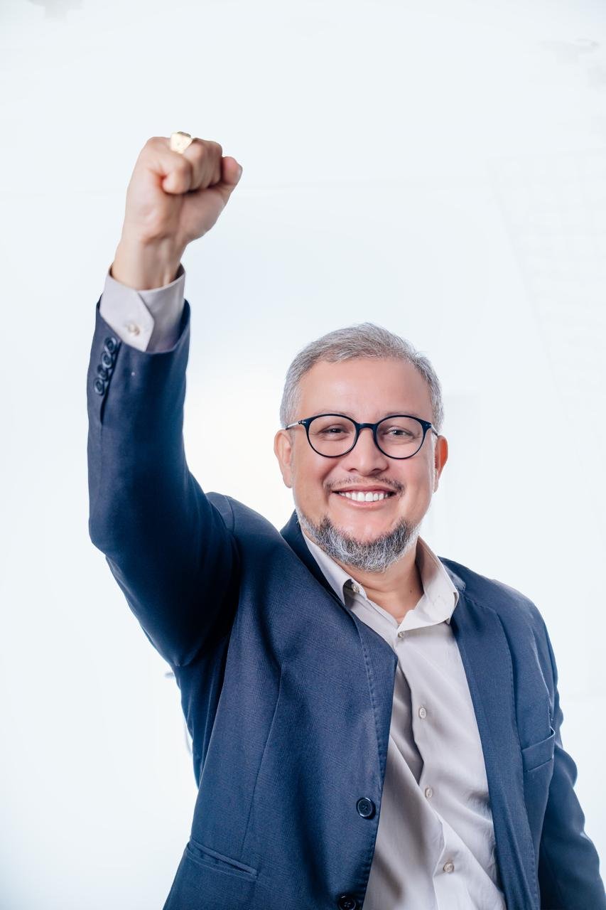 Bispo Gercione Barros sorrindo para a campanha